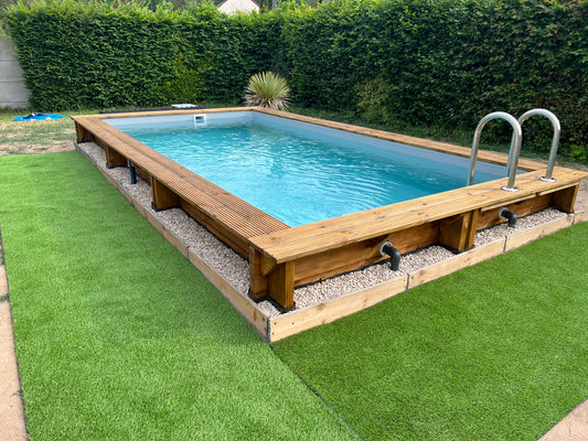 Piscine en bois semi-enterrée